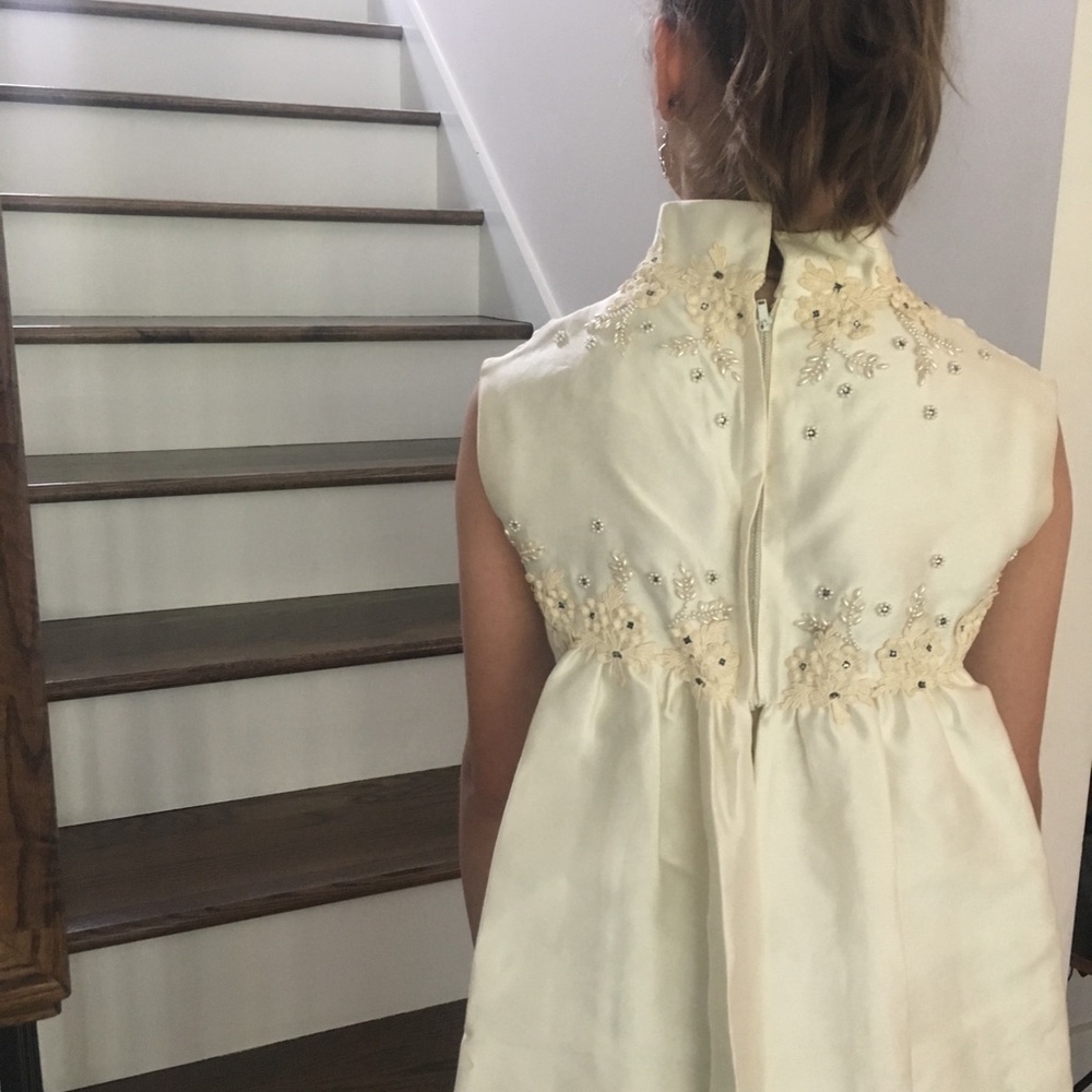 High-Neck Ivory Wedding Gown with Delicate Lace Trim - Picture 4 of 8
